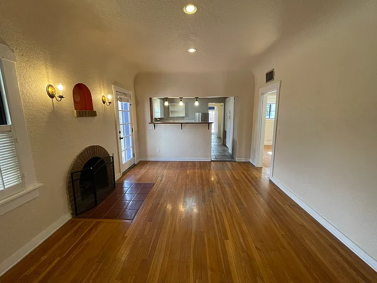1424 E 10th St — Photo 5