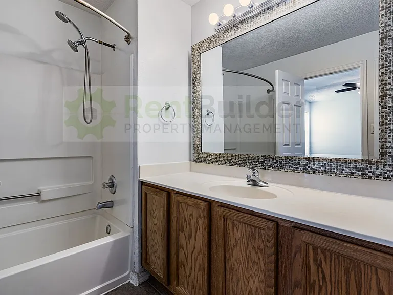 8309 Crimson Ave NE — Photo 16