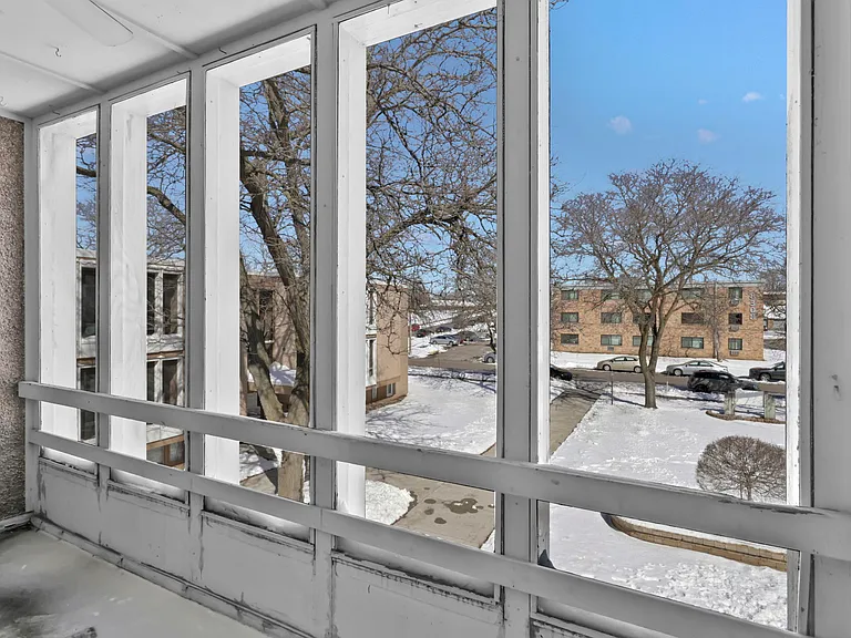 Aquila Court screened in porch