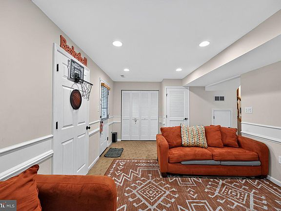 3rd image of 107 Larose #107
