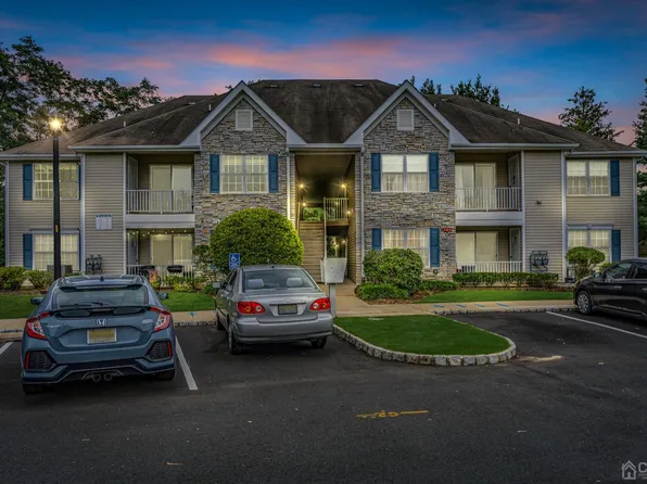 610 Wedgewood Cir, Belford, NJ 07718