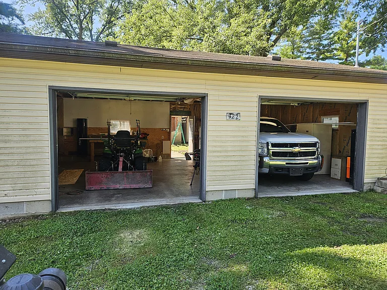 122 Cory Ave — Photo 2
