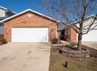 10 Fieldcrest Dr, Columbia, IL 62236