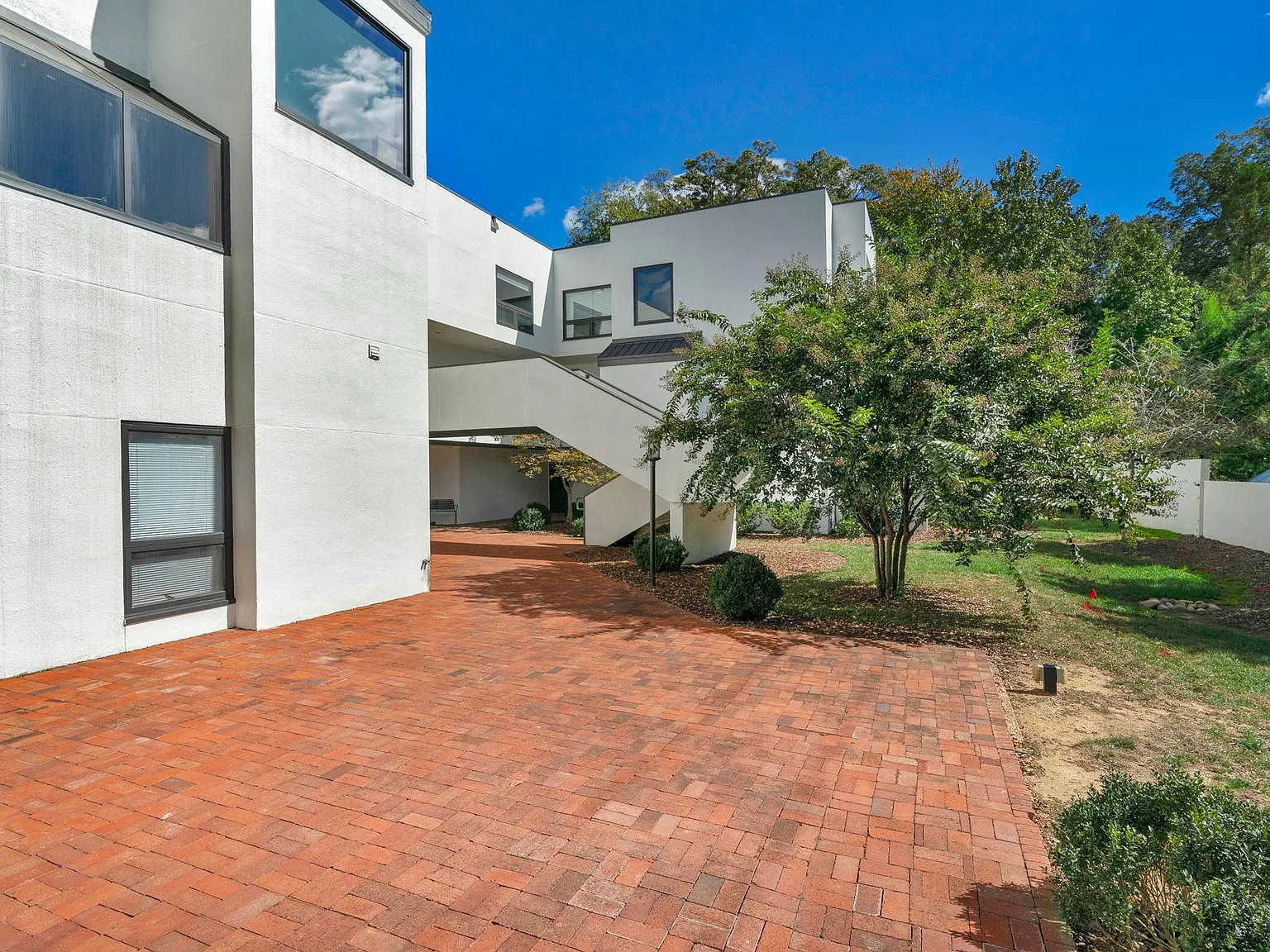 2 bed, 1.5 bath, 1015 sqft, $2,295 — Photo 4