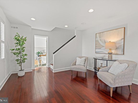 2nd image of 808 Mount Vernon Ave