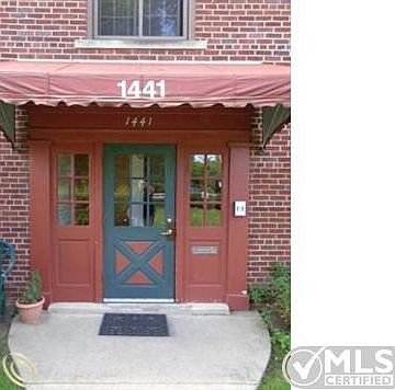 4-Building Entrance.JPG