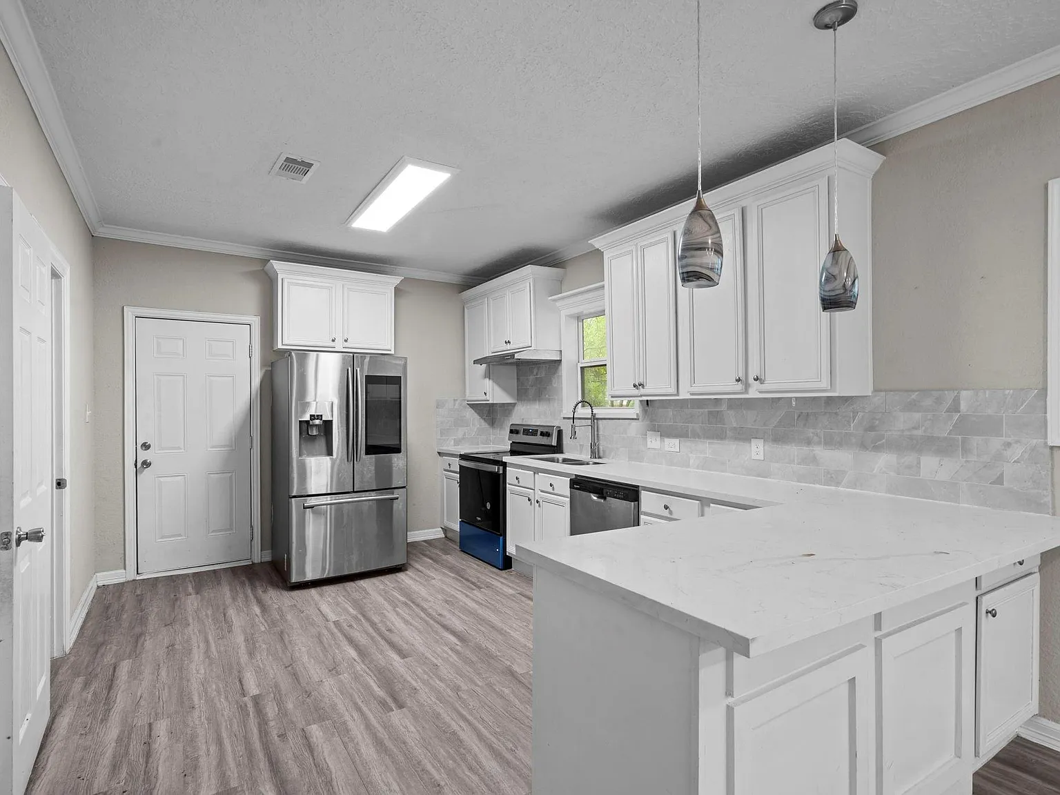 3 bed, 2.0 bath, 924 sqft, $1,650 — Photo 4