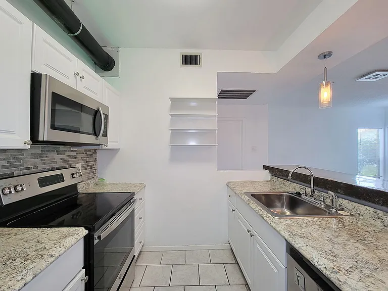 7119 N Holiday Dr — Photo 9
