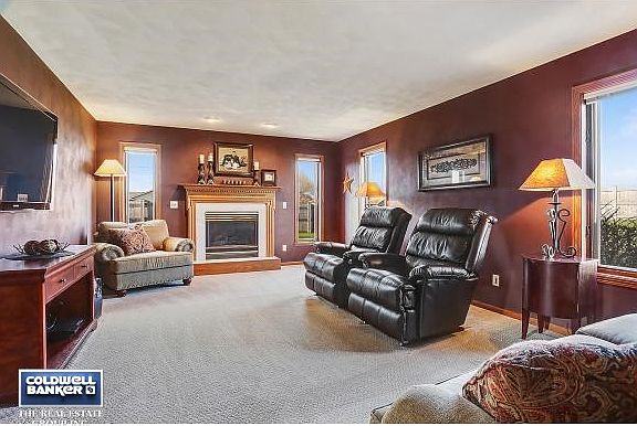 Living room w/gas fireplace