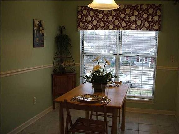 Adorable eat-in kitchen