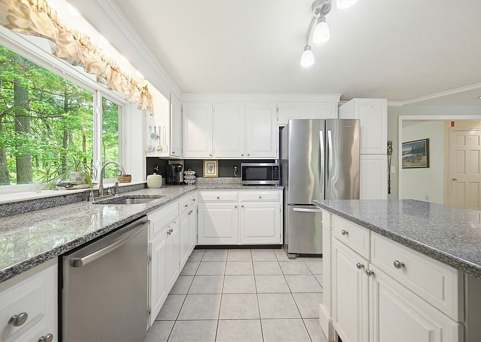 1st image of 77 Oxbow Dr