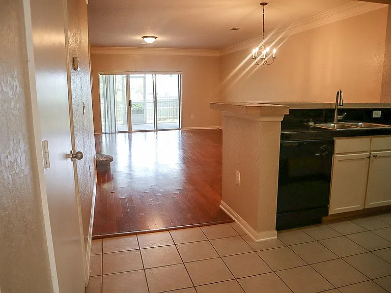 902 Baldwin Rowe Cir #902 — Photo 2