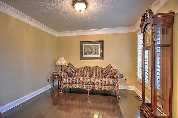 3rd image of 302 Sonnett Ct