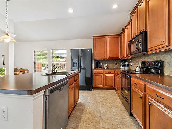 4th image of 2817 Leslie Ln