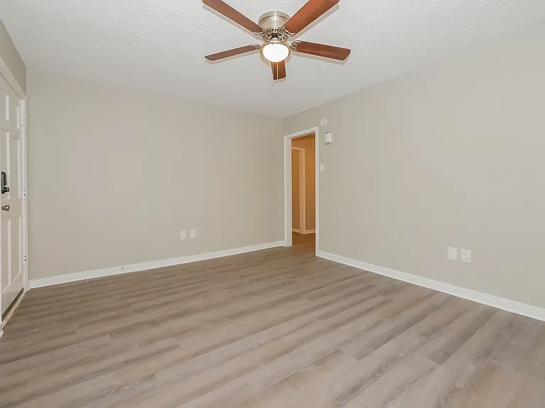 1768172_018_living_room_13322795.jpg