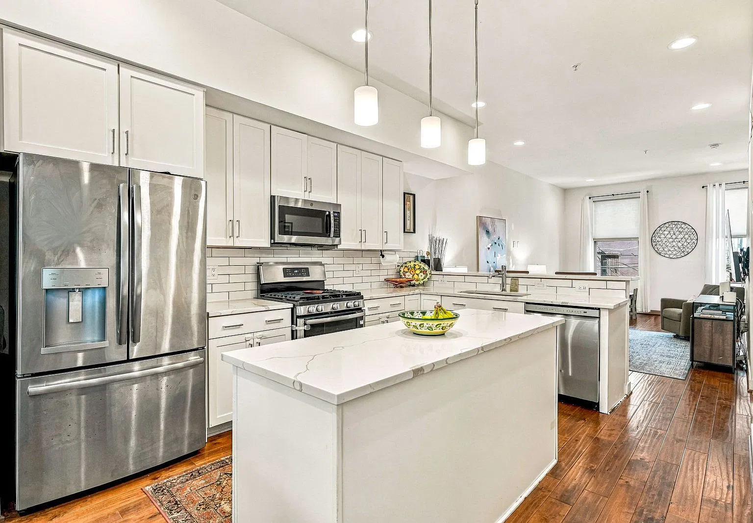 3 bed, 4.0 bath, 2104 sqft, $3,900 — Photo 3