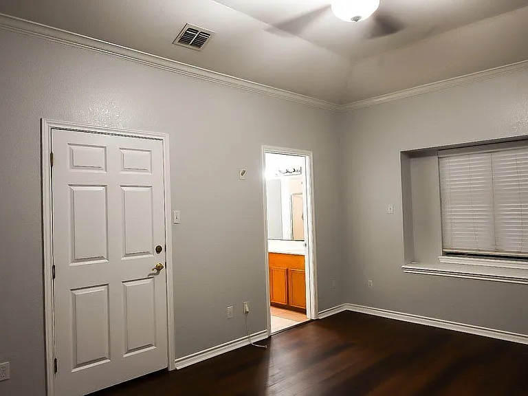 Master Bedroom w/Walk in Closet