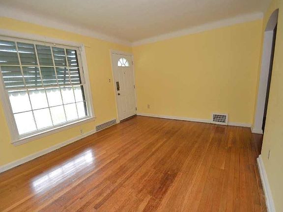 5th image of 25871 Farringdon Ave