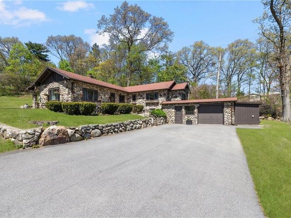 25 Oak Hill Dr, Cumberland, RI 02864