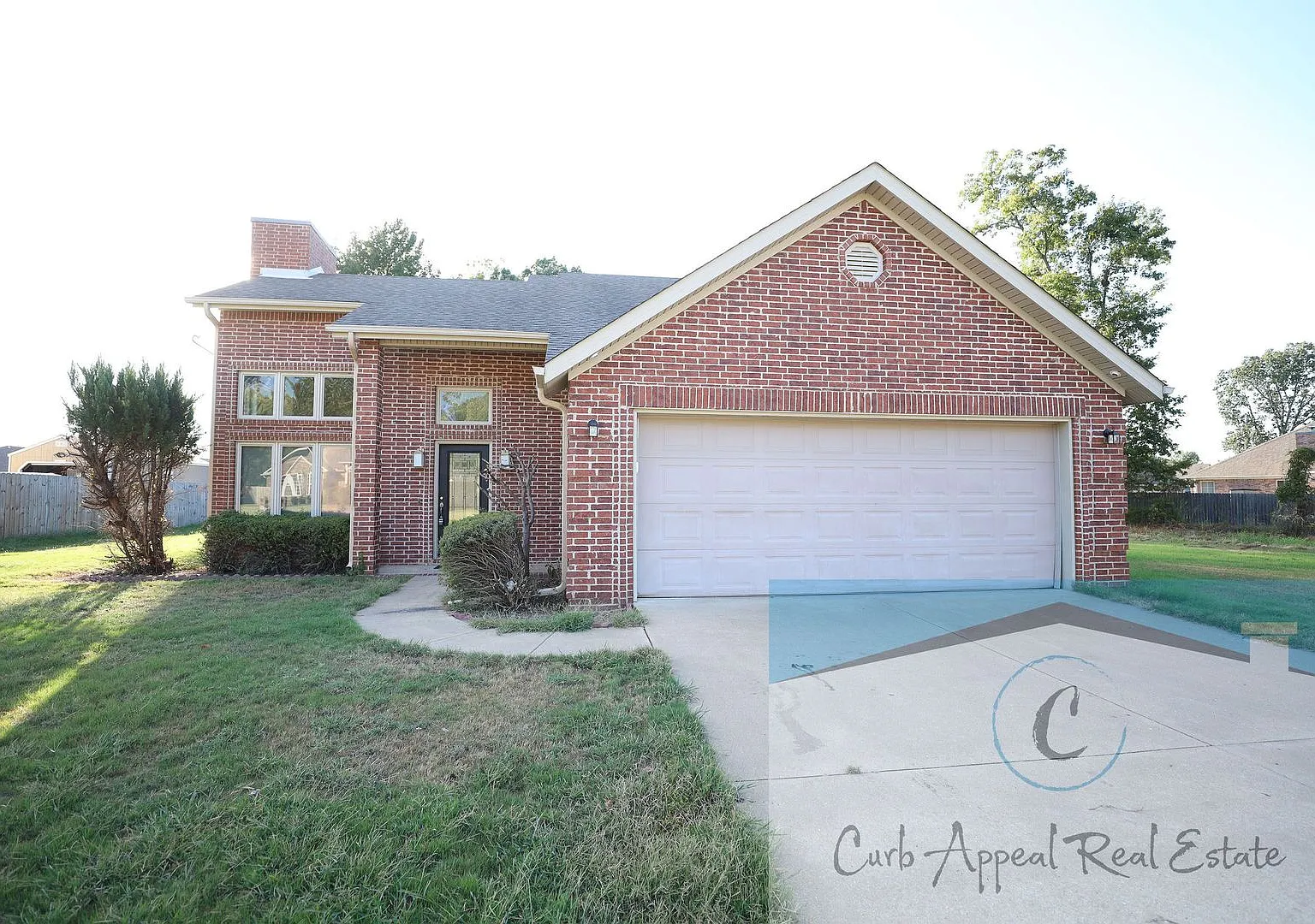 Beautiful 3 Bedroom Home with 2-Car Garage, Fireplace & Storm Shelter Jonesboro! — Photo 3