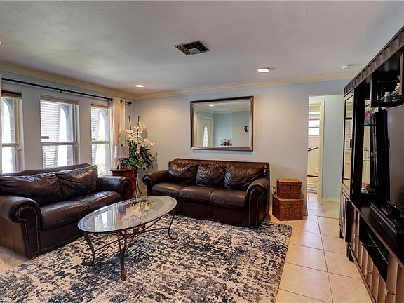 5th image of 1210 SW 52nd Ter