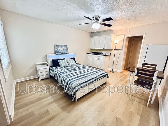 3rd image of 206 9th Ave NE Floor 9