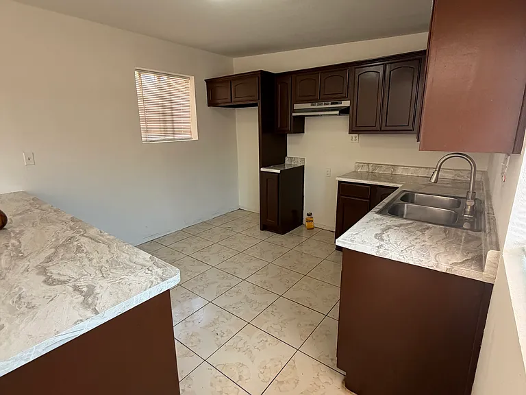10933 Sampson Ave — Photo 8