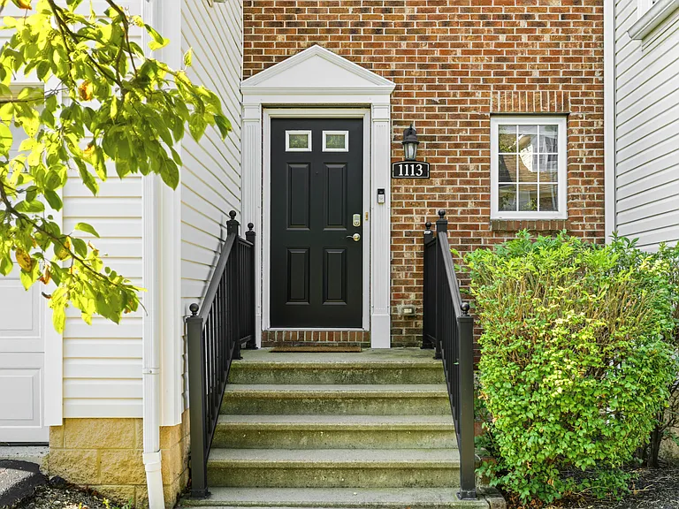 1113 Green Knoll Dr — Photo 4