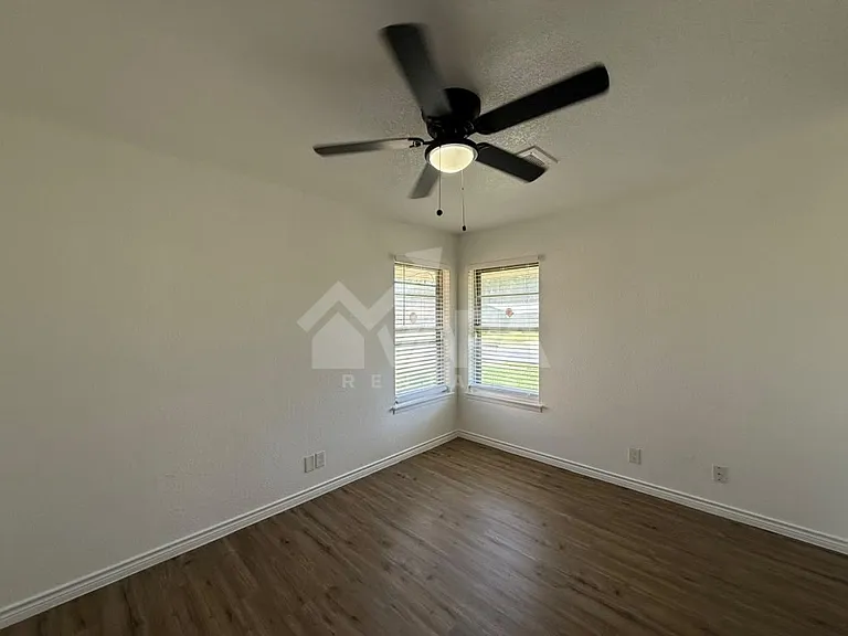4907 Stoneleigh Dr — Photo 15