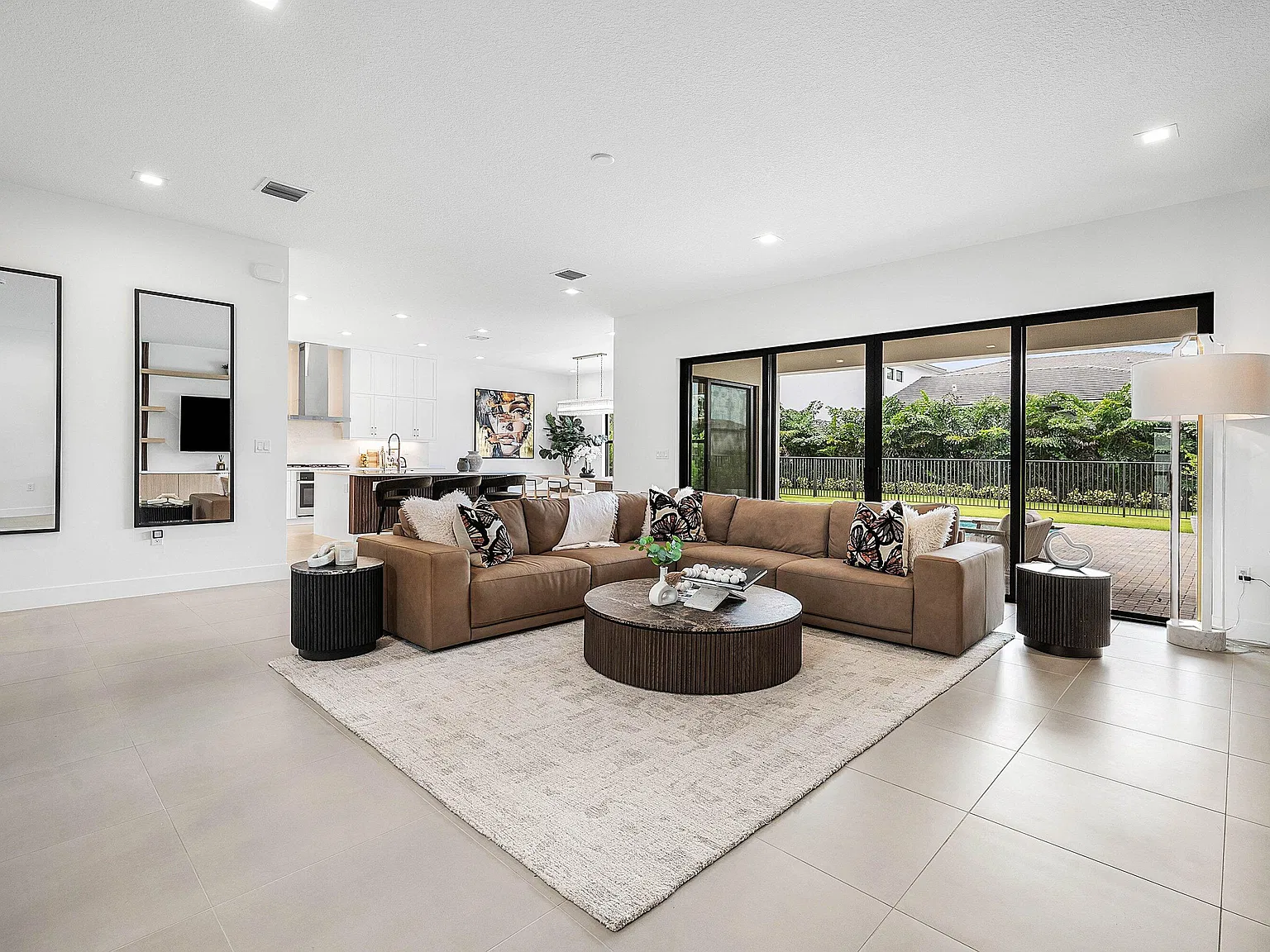 5 bed, 5.0 bath, 4741 sqft, $15,500 — Photo 4
