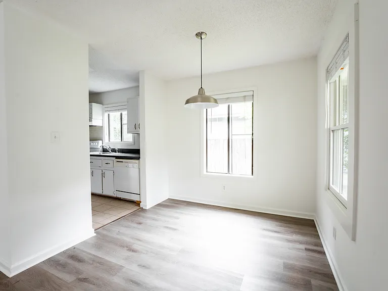 180 Howard St NE #B — Photo 2