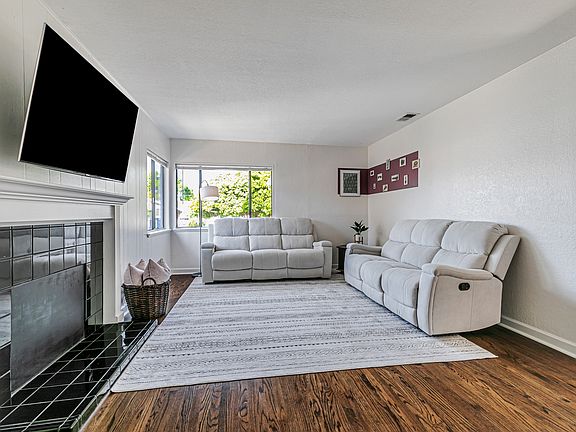 2nd image of 2136 Ventura Pl