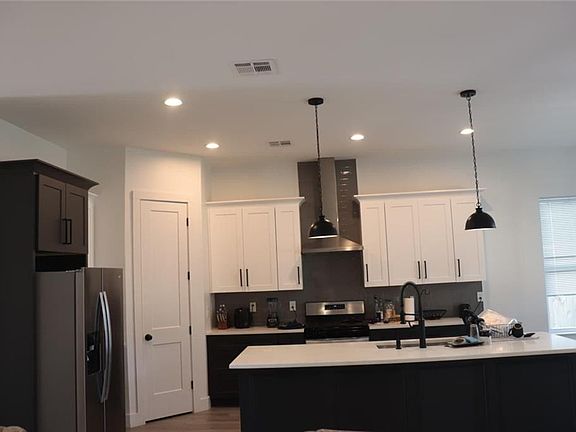 3rd image of 1701 N Turnbull Dr