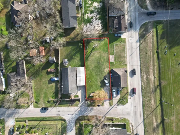 1067 Reverend B J Lewis Dr, Houston, TX 77088