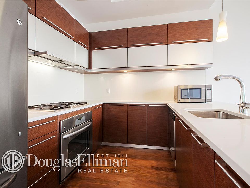 2nd image of 4117 Crescent St APT 8B