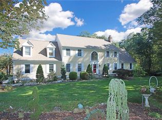 5 Castle Ln, Newtown, CT 06470