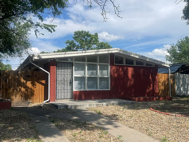 1930 Dallas St — Photo 20