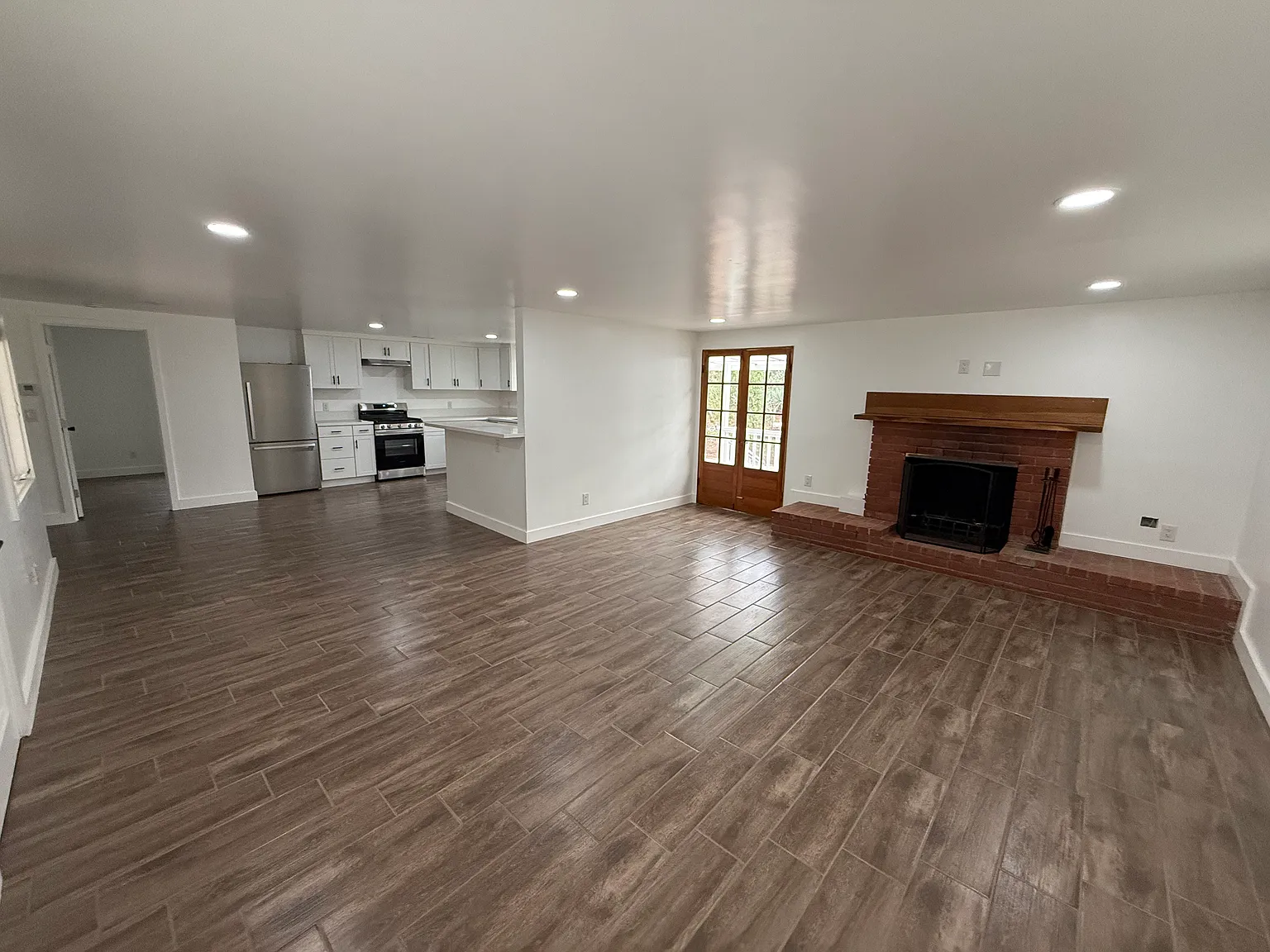 3 bed, 1400 sqft, $8,250 — Photo 2