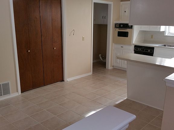 3rd image of 4221 Corbett Dr