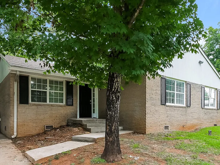 558 Wavelyn Way — Photo 3