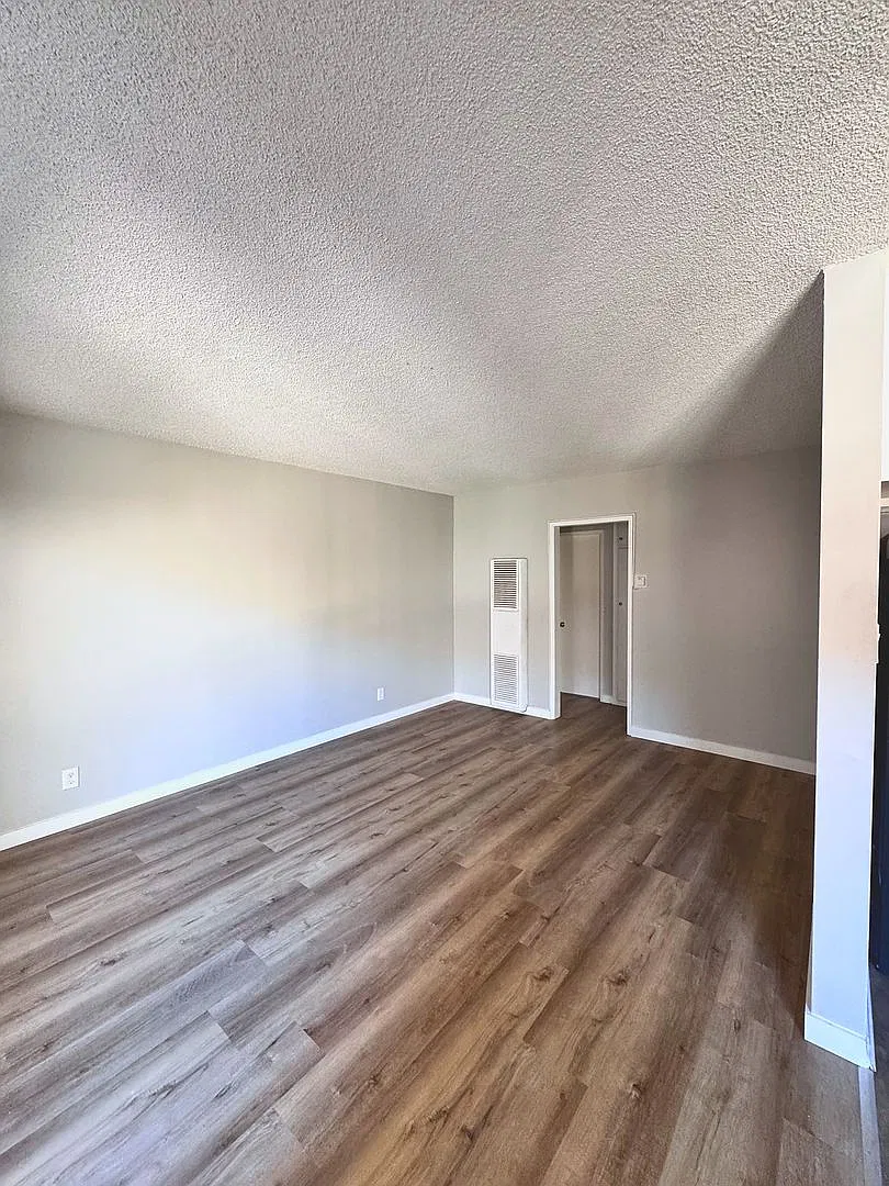 Updated 1 Bed / 1 Bath Apartment 2264 San Anseline, Unit 02 — Photo 2