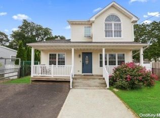29 Edgewater Dr, Mastic Beach, NY 11951