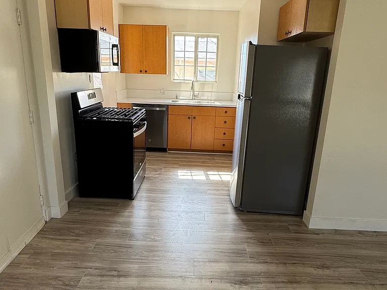 320 E Chestnut St #A — Photo 1