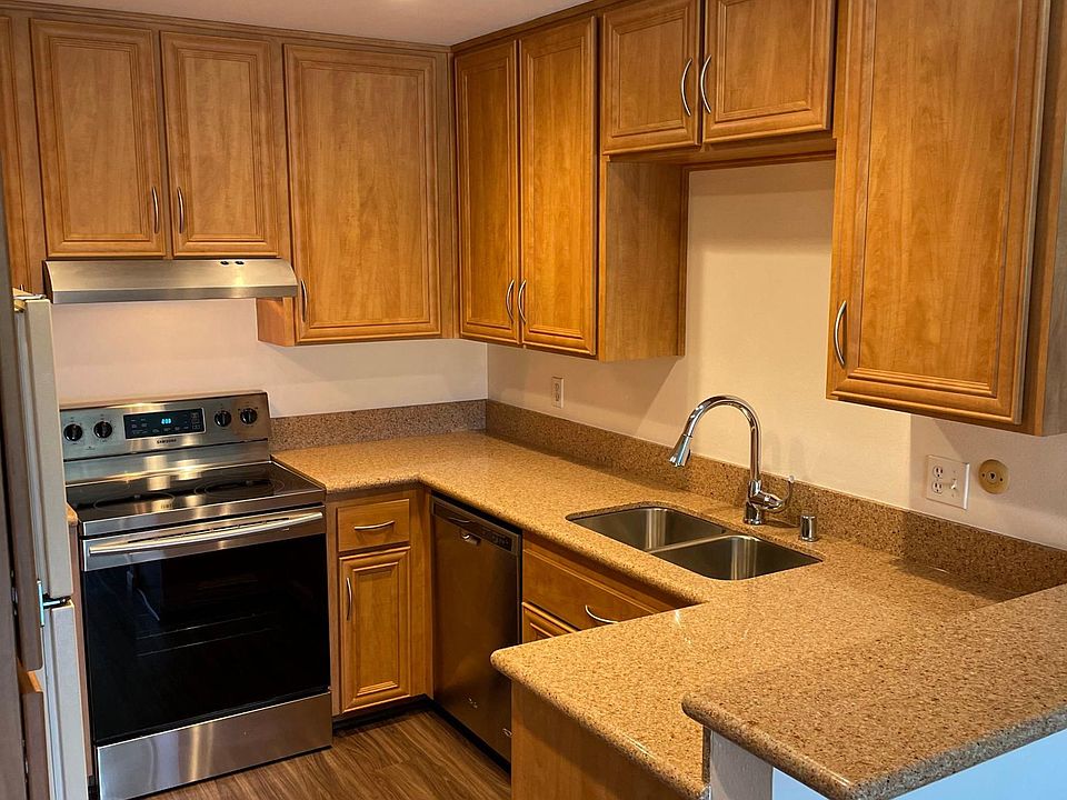 Kitchen with recessed lighting, garbage disposal, stainless steel appliances