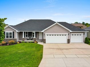620 Pebblestone Cir, Hobart, WI 54155
