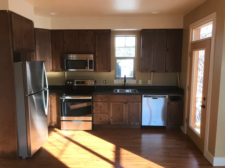 330 Pine St #1 — Photo 3