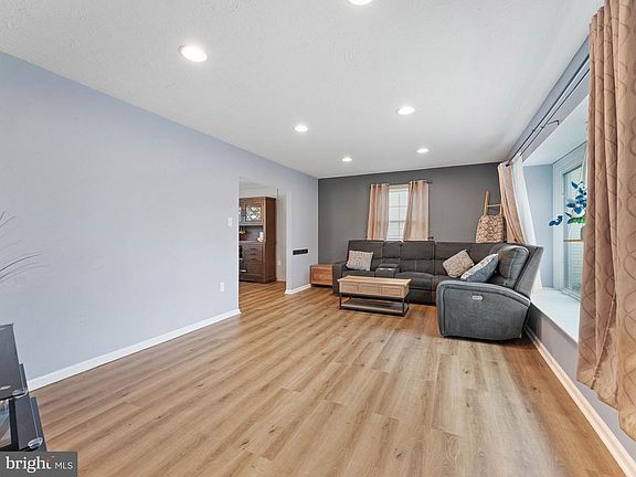 4th image of 12 Jefferson Dr
