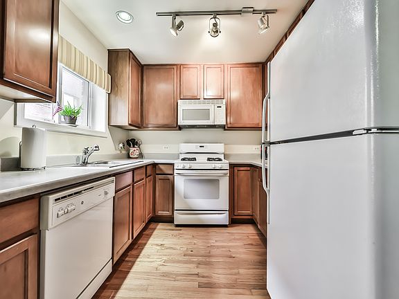 3rd image of 2923 W Summerdale Ave APT 1