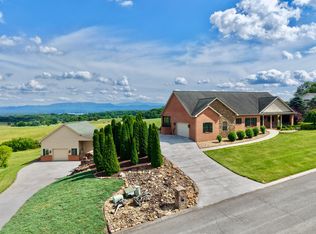 127 Golf View Blvd, Dandridge, TN 37725
