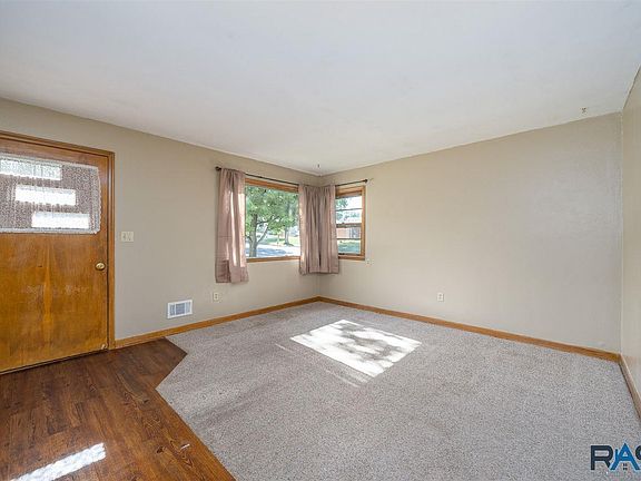 2nd image of 933 S Sneve Ave
